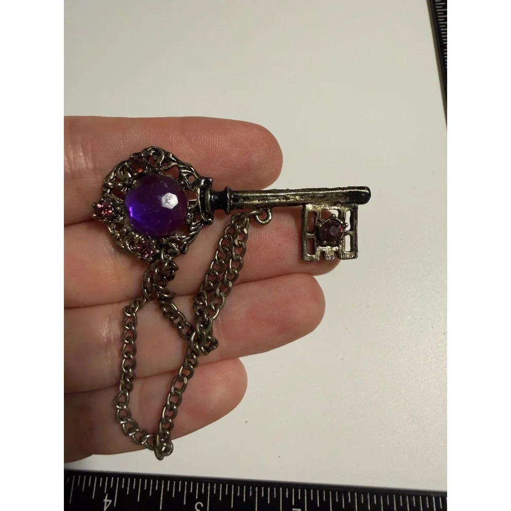 Vintage Gothic Skeleton‎ Key Brooch Purple Rhinestone Silver Tone Chain Pin